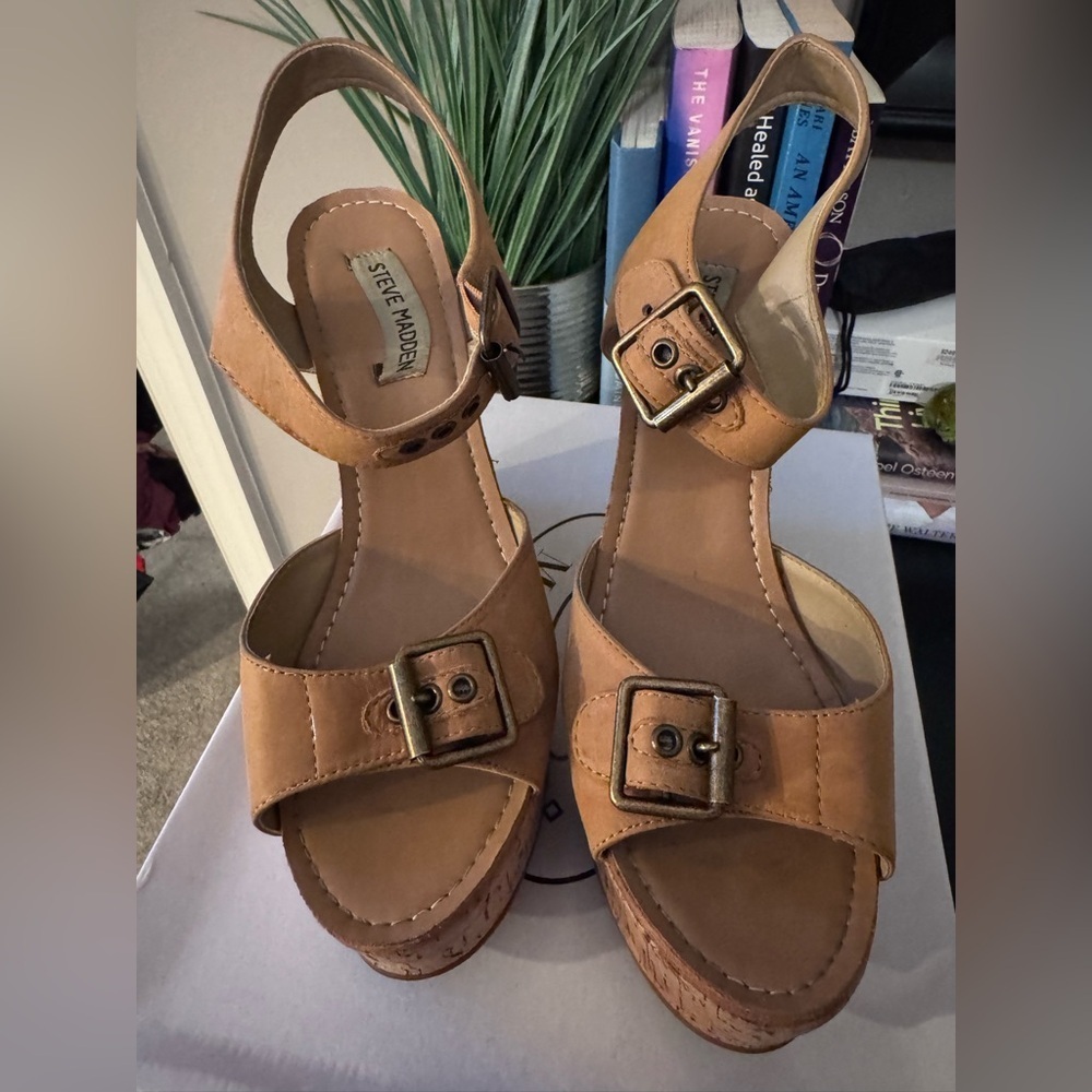 Steve Madden Cork Style Wedge Sandal with Buckle- like new- Size 9 Women